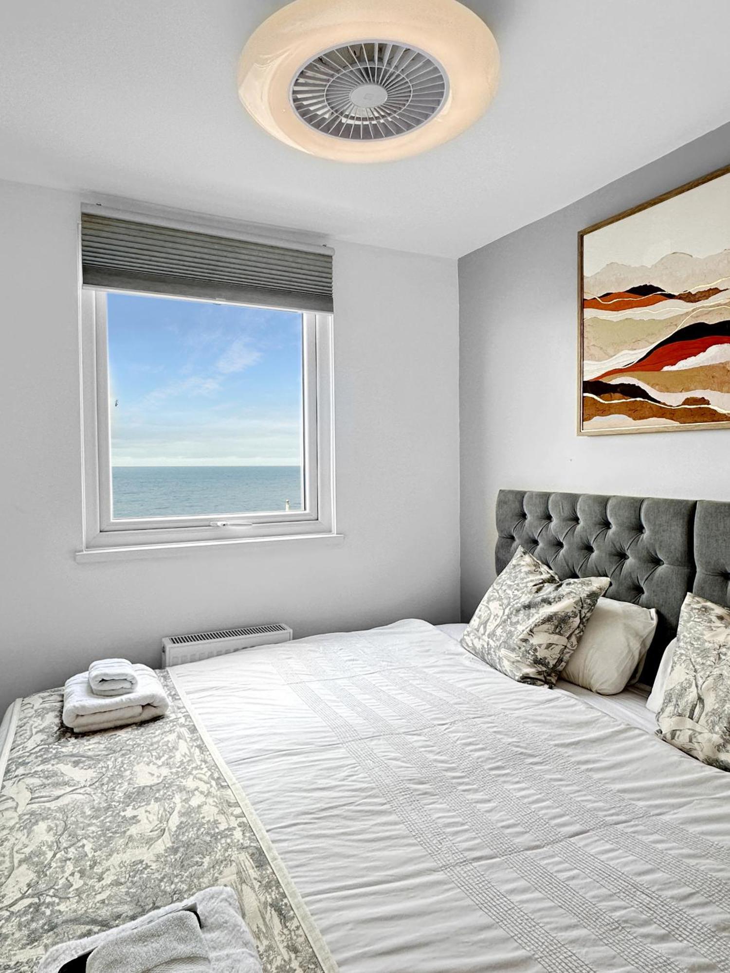 Granada Apartments Queen'S Promenade Blackpool Esterno foto