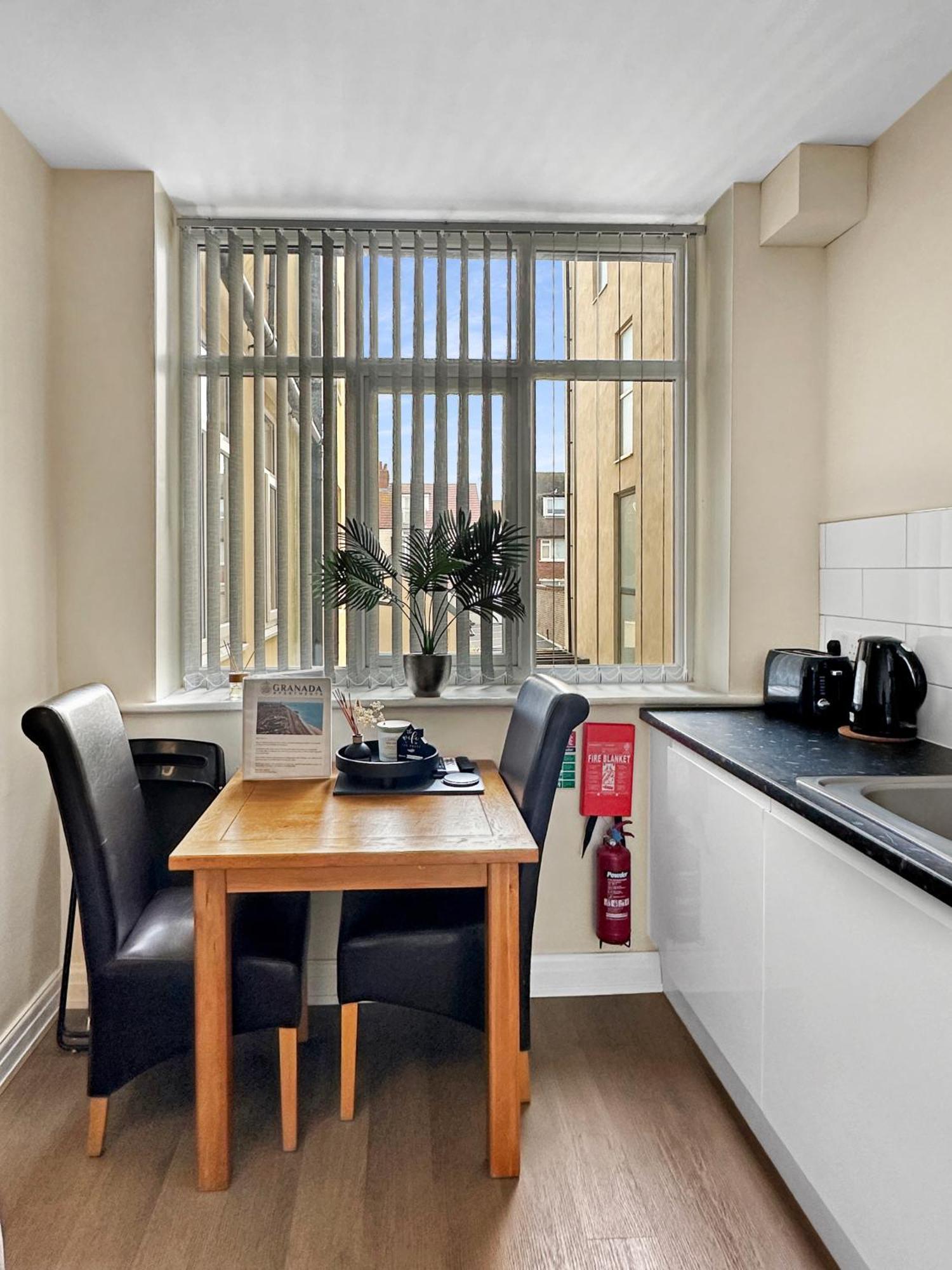 Granada Apartments Queen'S Promenade Blackpool Esterno foto