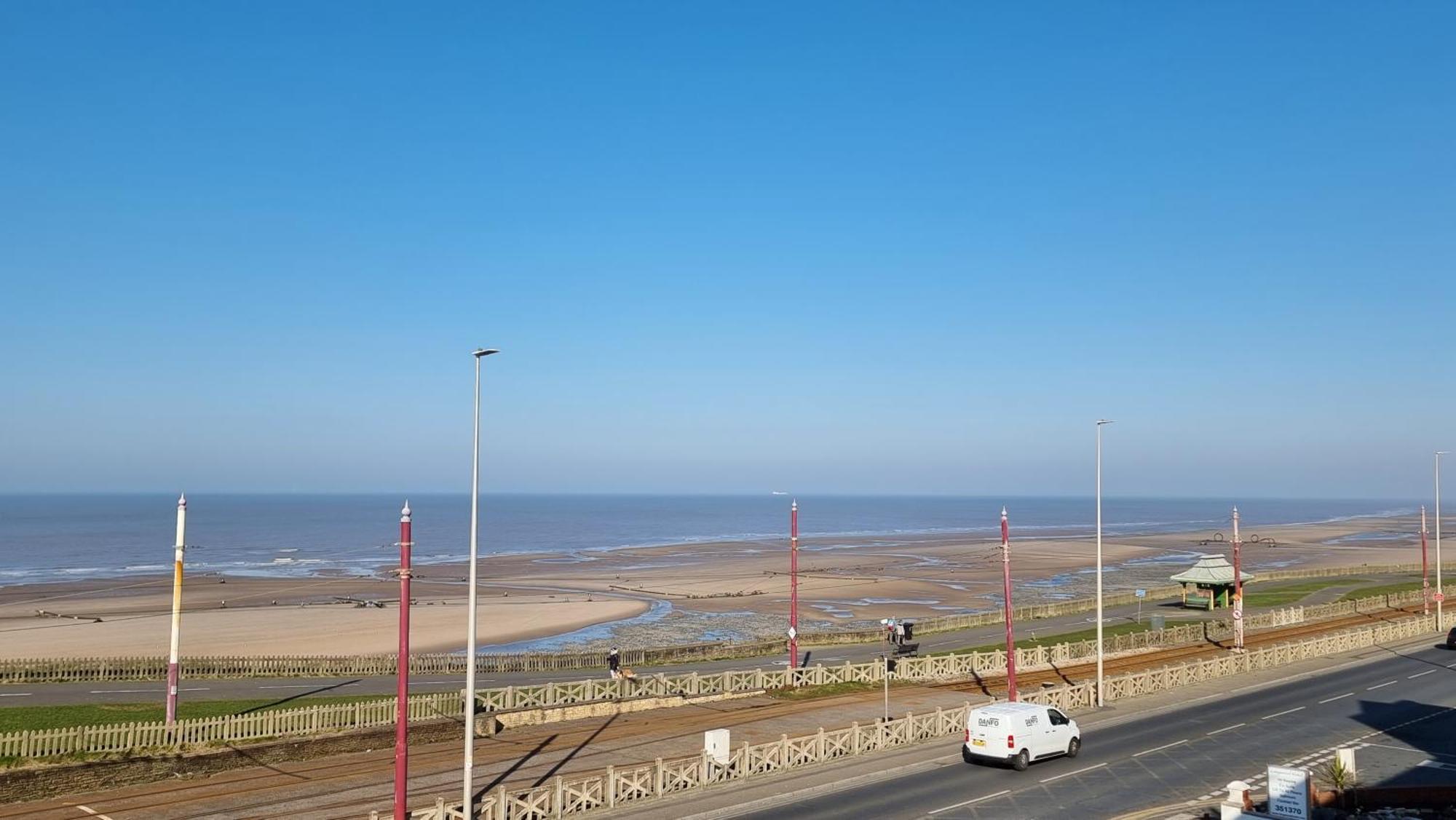 Granada Apartments Queen'S Promenade Blackpool Esterno foto
