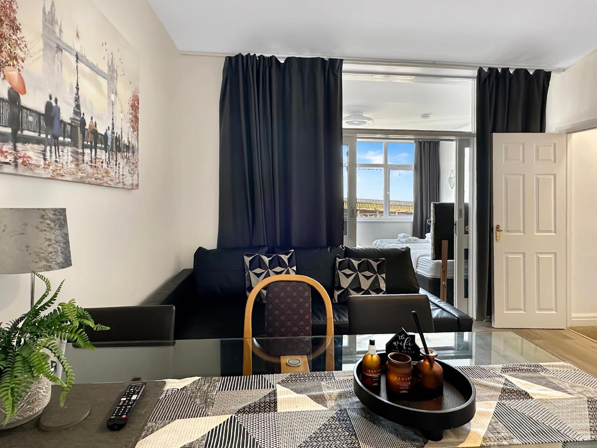 Granada Apartments Queen'S Promenade Blackpool Esterno foto